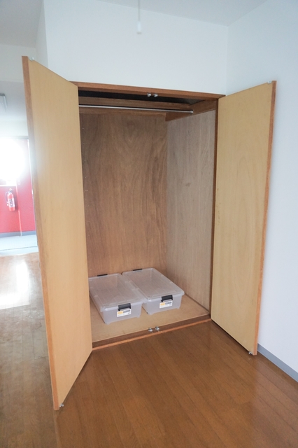 収納　増えがちな荷物をスッキリ収納できる大きめクローゼットです♪