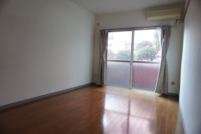 居室・リビング　南向きで日当たり良好なお部屋！暖かな日差しが入ります♪