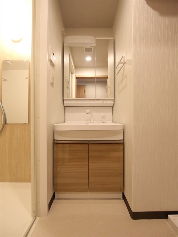 洗面設備　脱衣所　独立洗面台（シャンプードレッサー付）収納スペース有