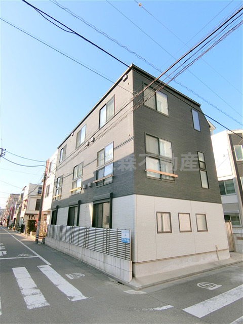 建物外観　2015年11月築　木造地上3階建て総戸数6戸インターネット