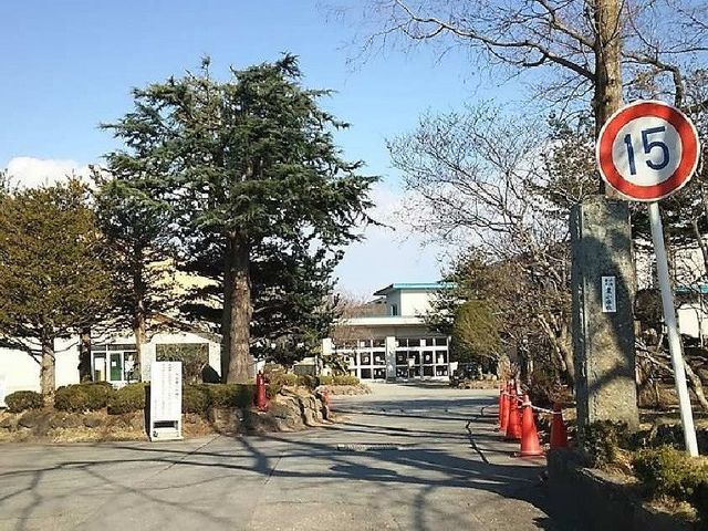 小学校　小諸市立東小学校（小学校）まで550m