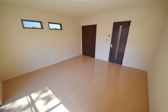 その他部屋・スペース　★小さい窓が良いアクセントになっていますね★