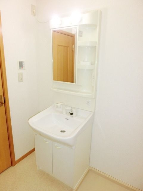 洗面設備　毎朝の準備に便利な独立洗面台です