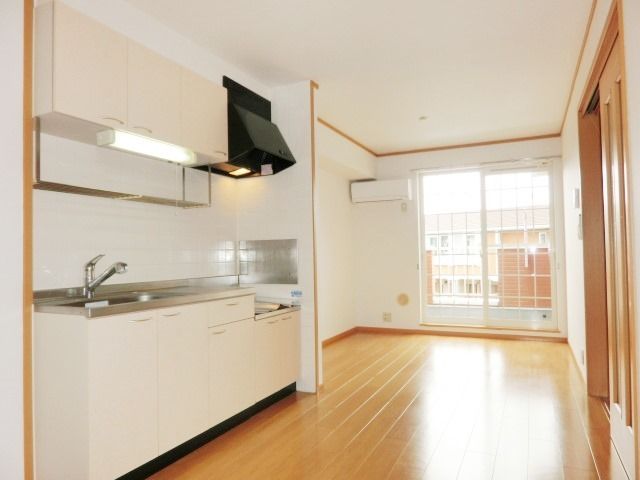 居室・リビング　窓も大きく明るいリビングですね