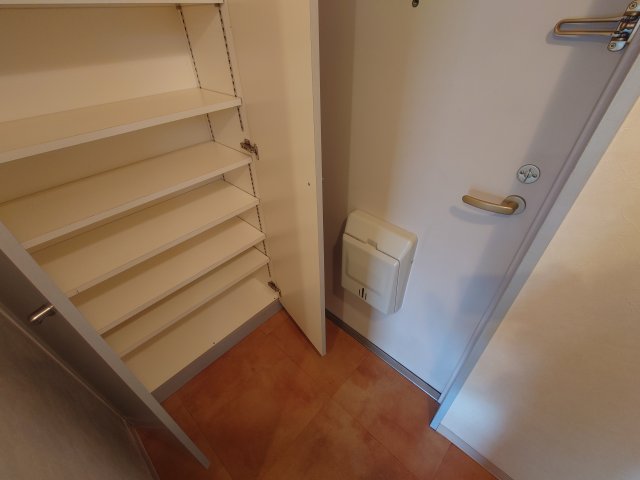 収納　同物件別号室の写真です。