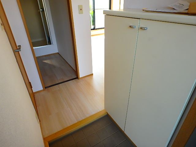 玄関　※室内写真は反転タイプ別室サンプル。