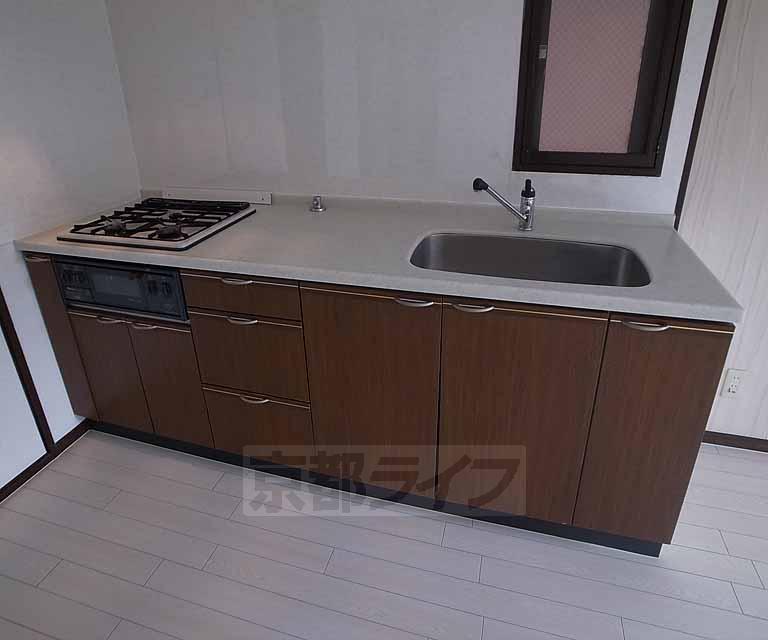 キッチン　調理スペースの広いシステムキッチン完備