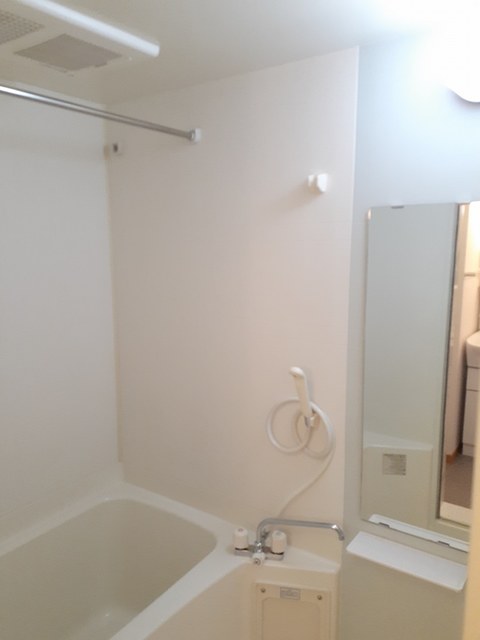 バス・シャワールーム　浴室乾燥付きで雨の日でも洗濯物が干せます☆