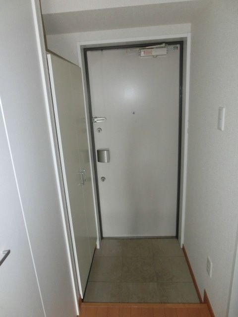 玄関　玄関は下駄箱付き