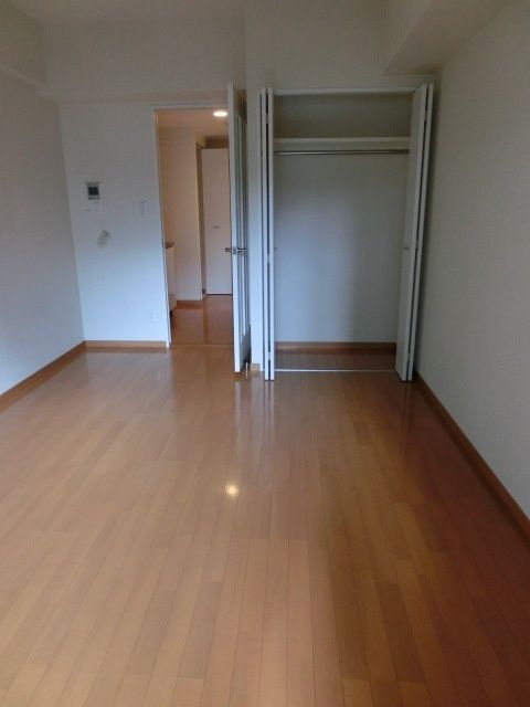 居室・リビング　バルコニーから見た居室