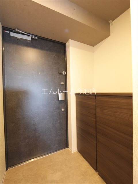 玄関　玄関（シューズボックス完備）