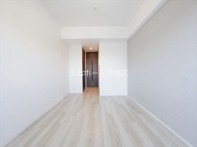 居室・リビング　洋室8.2帖　エアコン付　収納充実　バルコニー