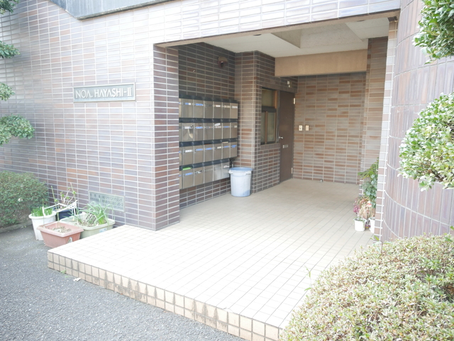 エントランス　★タイル張の重厚感あるエントランスです★