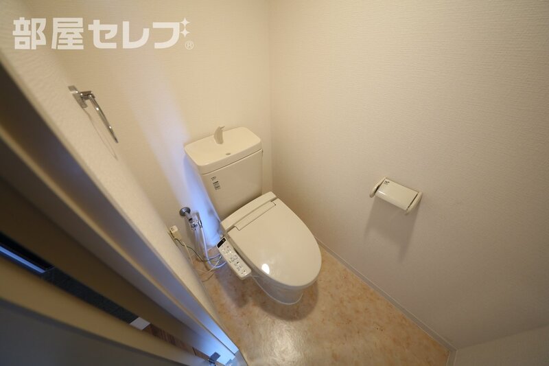 トイレ　反転タイプのお部屋の写真です。