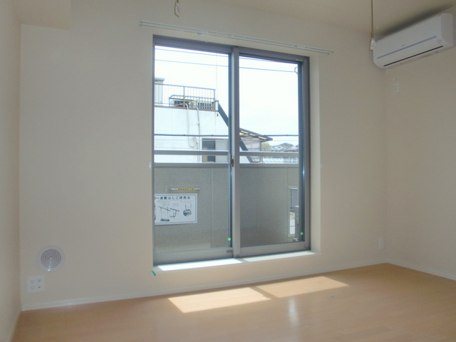 居室・リビング　■居室　白系色のフローリング・室内物干しフック付