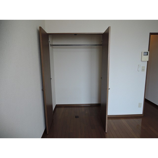 収納　奥行きのあるクローゼットです。