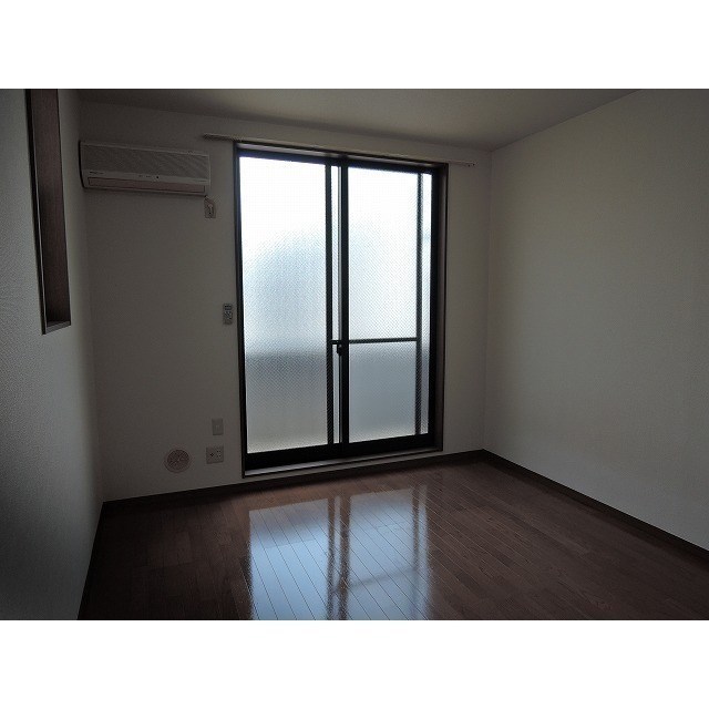 居室・リビング　エアコン完備で、年中快適にお過ごしいただけます。