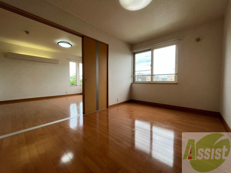 その他部屋・スペース　戸を閉めるとリビングと区切られた寝室にすることができますよ。