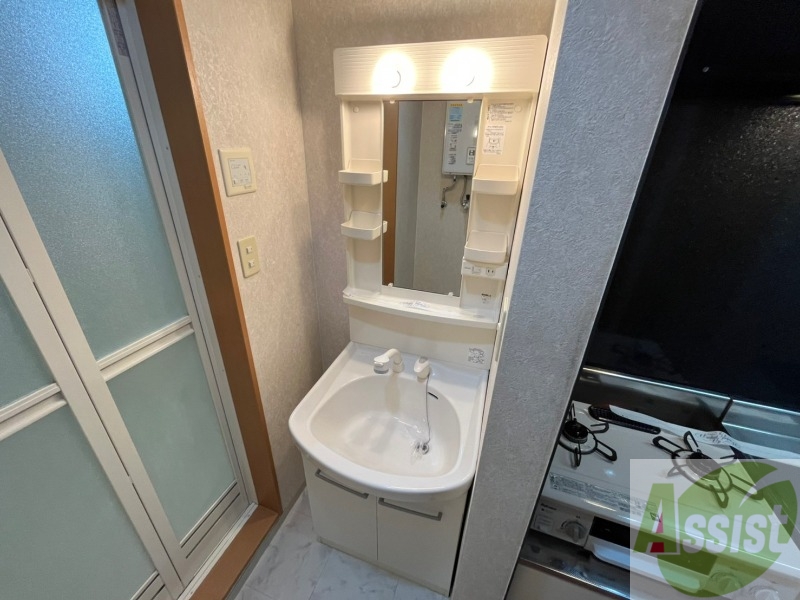 洗面設備　独立洗面台です。大きくてよいですね。シャンプーもできます。