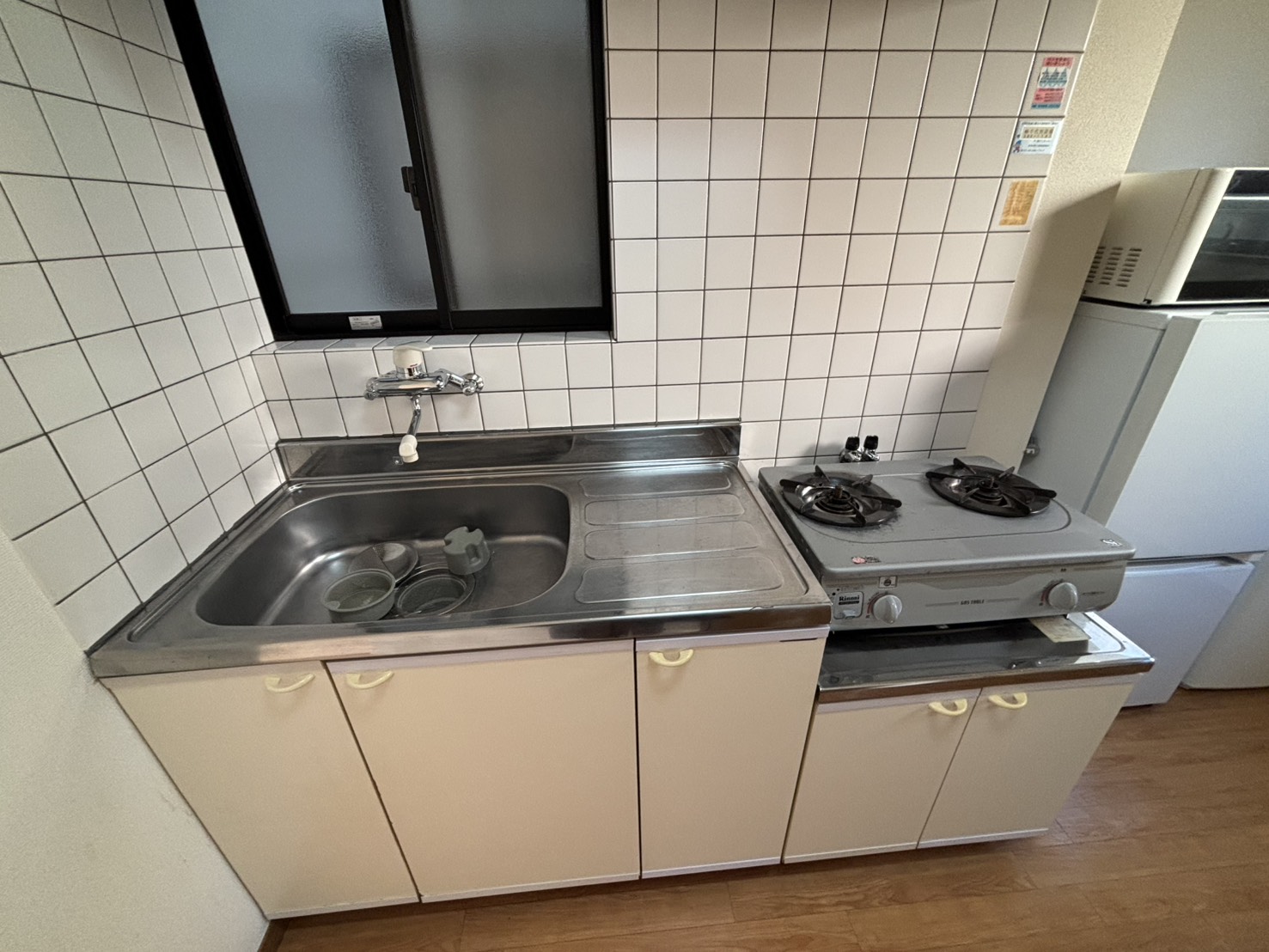 キッチン　2口コンロ付き　105号室写真