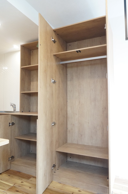 収納　パイプハンガーがあるのでたたまず衣類を掛けることができます♪