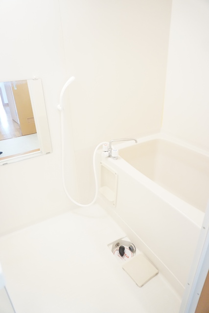 バス・シャワールーム　追焚給湯と浴室乾燥機付き※同タイプ参考写真