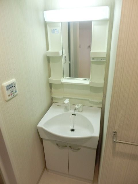 洗面設備　忙しい朝に嬉しい独立洗面台です