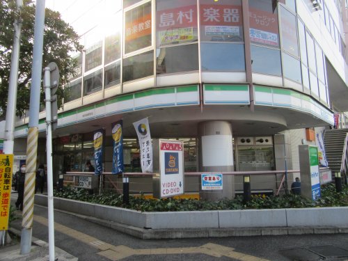 コンビニ　ファミリーマート稲毛海岸駅前店（コンビニ）まで82m