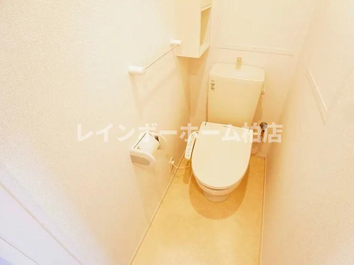 トイレ　落ち着いた色調のトイレです