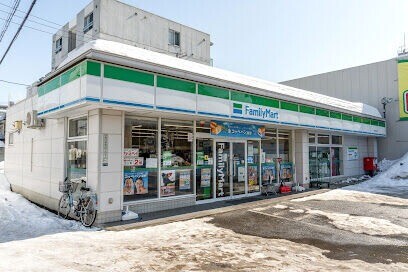 コンビニ　ファミリーマート札幌南12条店（コンビニ）まで396m