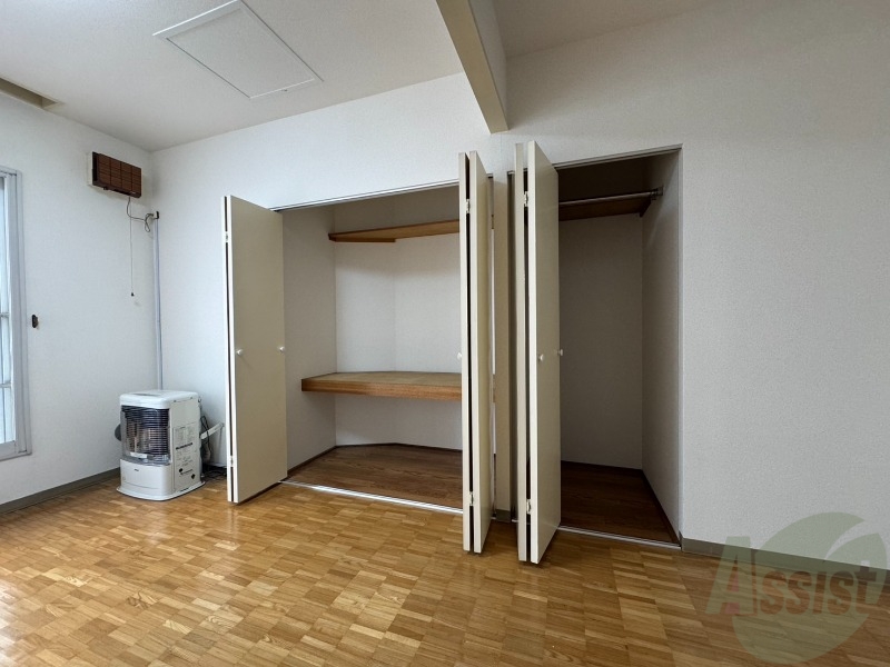 収納　こちらの収納にはハンガーをかけて服もしまえますね。