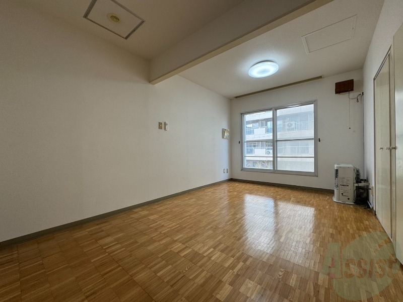 その他部屋・スペース　寝室を別角度から撮りました。どう家具を配置しますか？