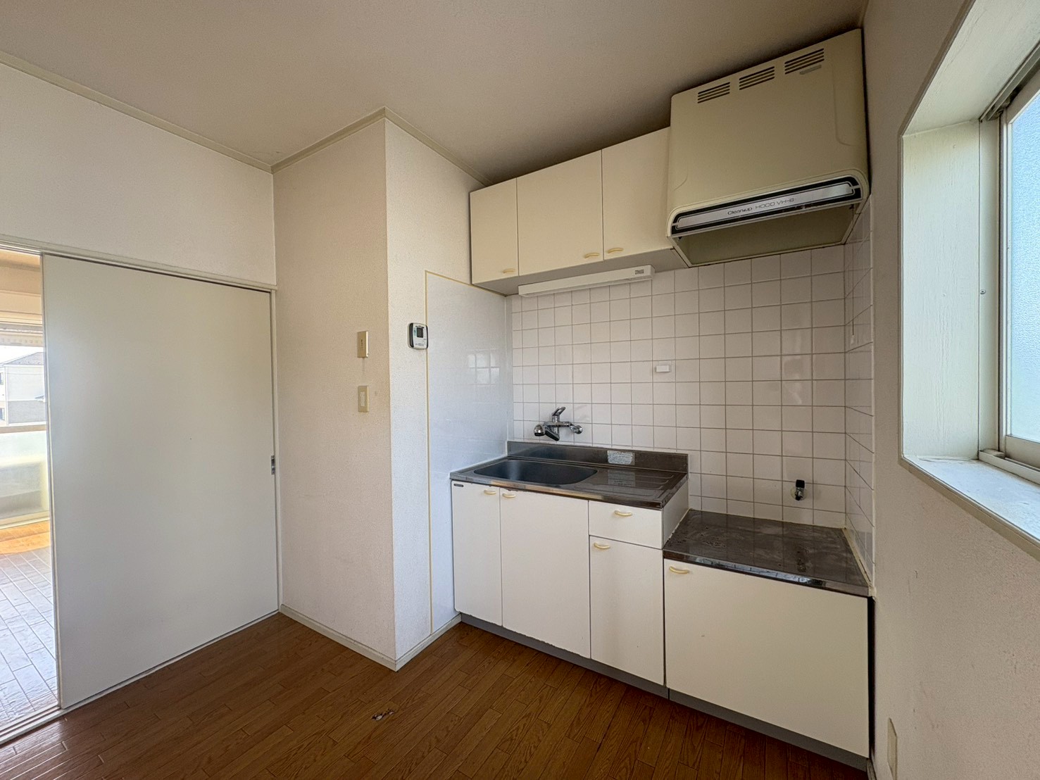 キッチン　窓付きの明るいキッチン