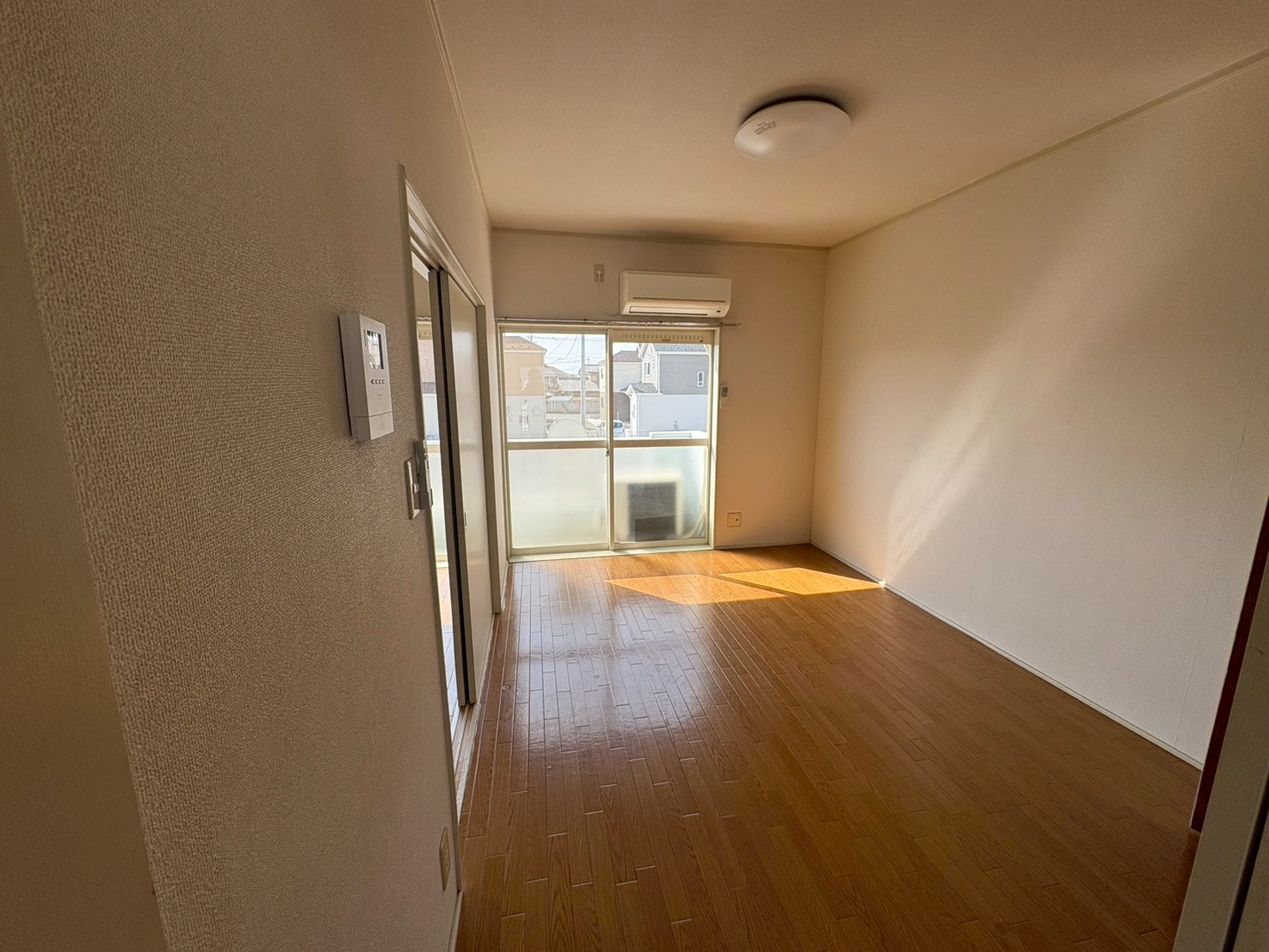 居室・リビング　6帖洋室　日当たり良好！