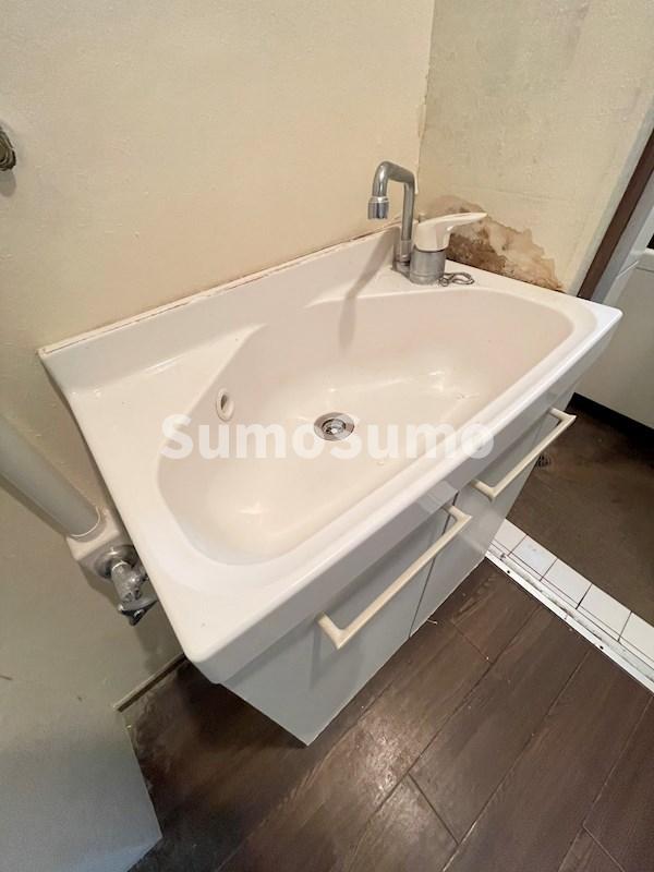 洗面設備　朝の支度にも助かる、独立の洗髪洗面化粧台