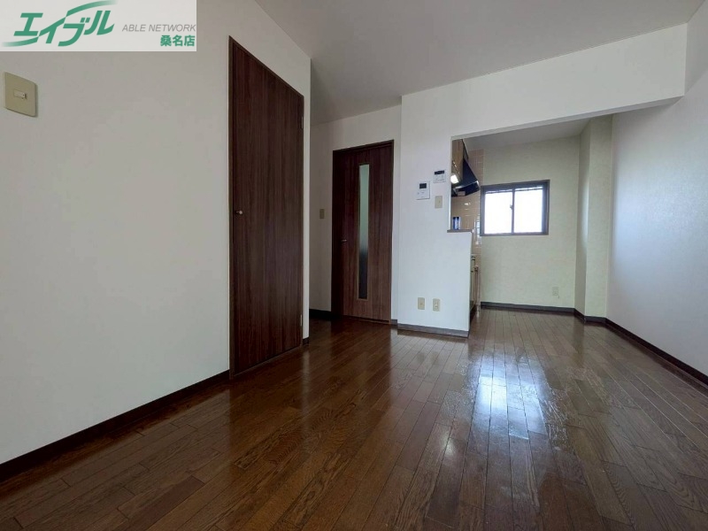 居室・リビング　同物件、別部屋写真です