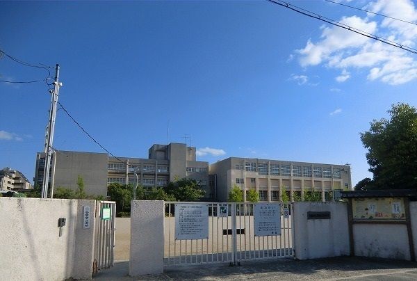 小学校　尼崎市立武庫の里小学校（小学校）まで330m