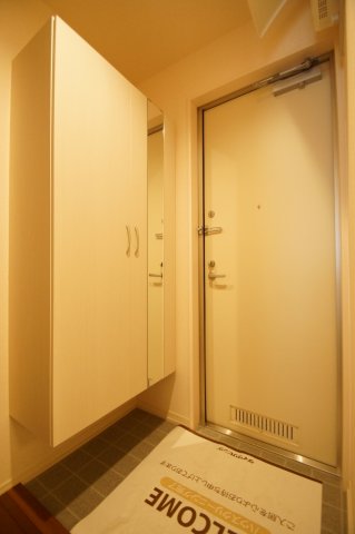 玄関　「姿見付きシューズボックス」