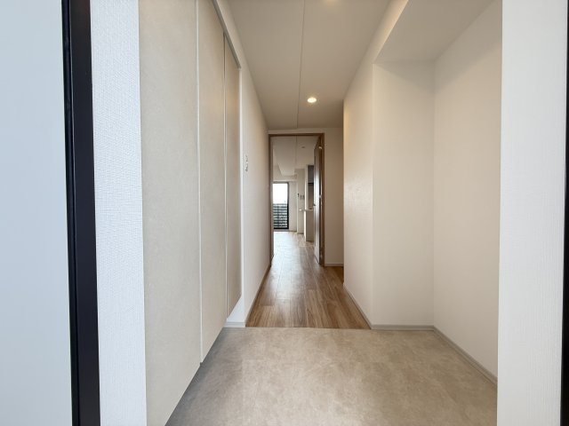 玄関　同型タイプの写真（階数が異なります）。現況優先となります。