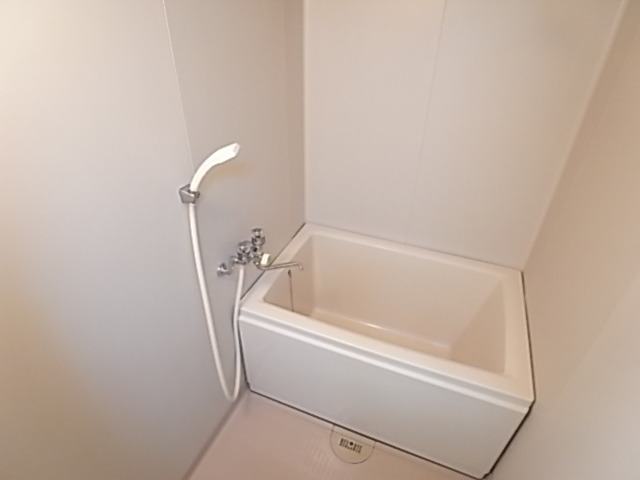 バス・シャワールーム　お風呂・トイレ別のセパレートはいいですね。