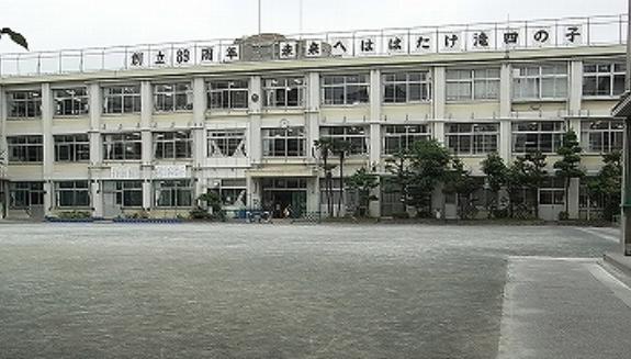 小学校　北区立滝野川第四小学校（小学校）まで423m