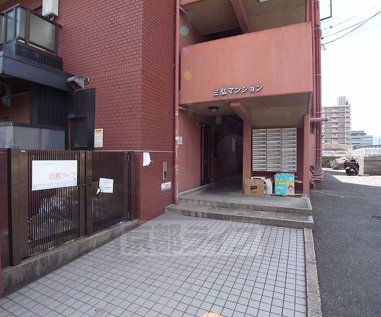 エントランス　入り口の段差もきつくないので安心です