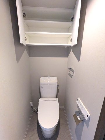 トイレ　洗面室と独立した温水洗浄便座です、ペーパーホルダーにスマホス