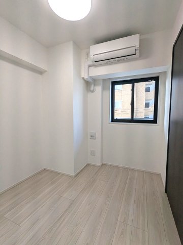 その他設備　バルコニーに面した4.3帖洋室 エアコンと照明、クローゼット