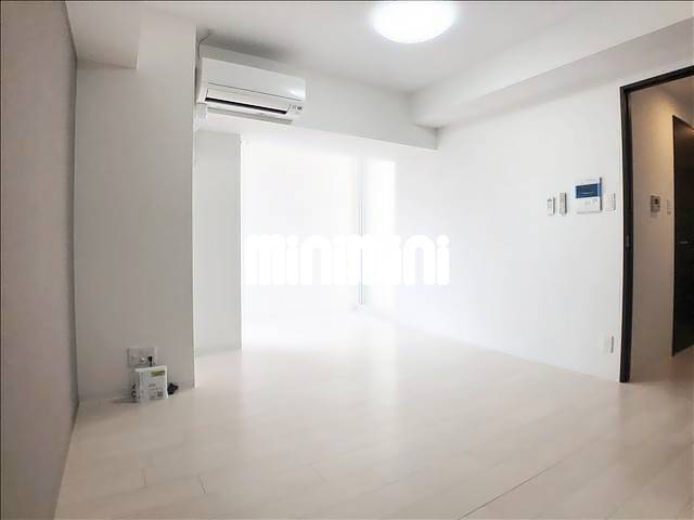 居室・リビング　９帖超えの広々とした洋室