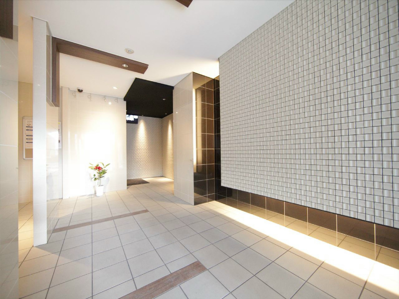 エントランス　エントランス　オートロック　宅配ＢＯＸ　防犯カメラ付