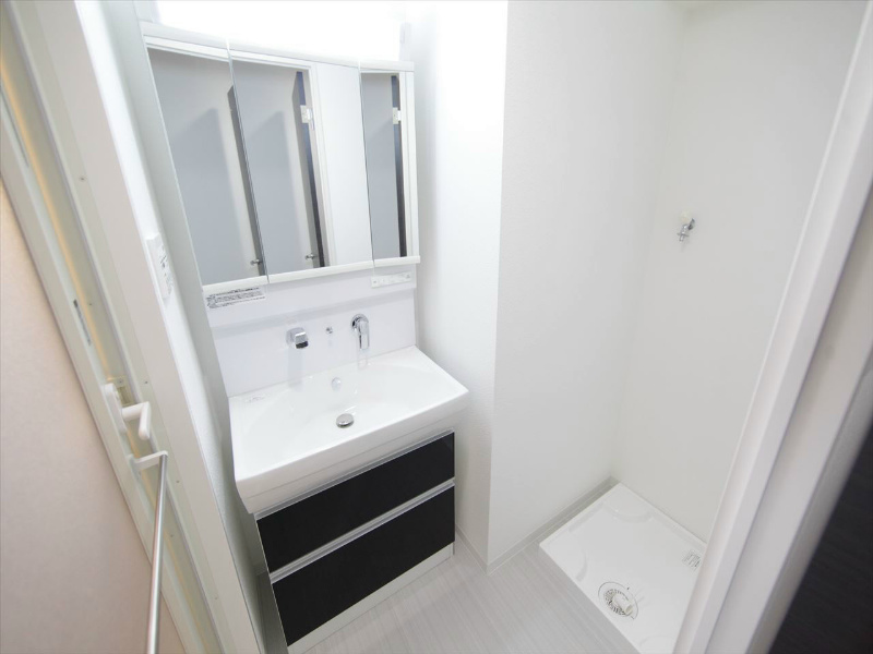 洗面設備　脱衣所　独立洗面台（シャンプードレッサー付）収納スペース有