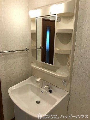 洗面設備　同タイプの異なる部屋のお写真です。現況優先でお願いします。