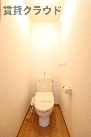 トイレ　落ち着いた色調のトイレです