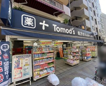 ドラックストア　トモズ 麻布十番店（ドラッグストア）まで407m